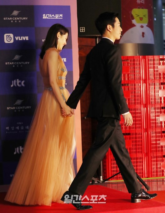 Thảm đỏ Baeksang 2018: Ngập tràn mỹ nhân, Chị Đẹp Son Ye Jin tình tứ nắm tay trai trẻ Thảm đỏ Baeksang 2018: Ngập tràn mỹ nhân, Chị Đẹp Son Ye Jin tình tứ nắm tay trai trẻ